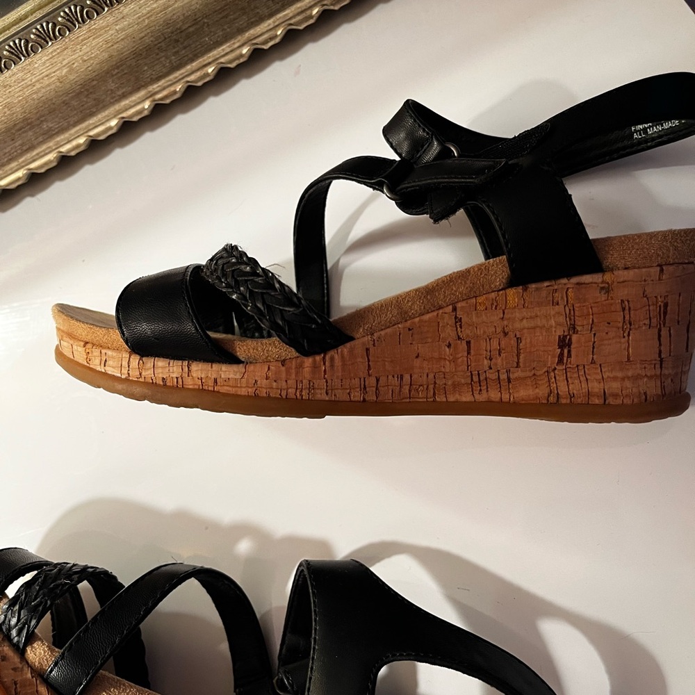 Bear trap black wedge sandals
